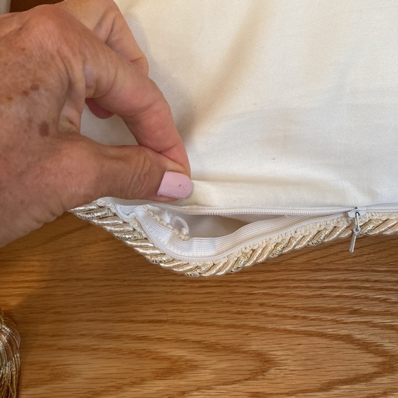 Decorative 2 floor corner pillows - Picture 7 of 9